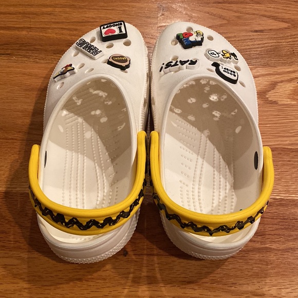 Peanuts®️ Crocs - Charlie Brown 🔆 - Picture 5 of 9